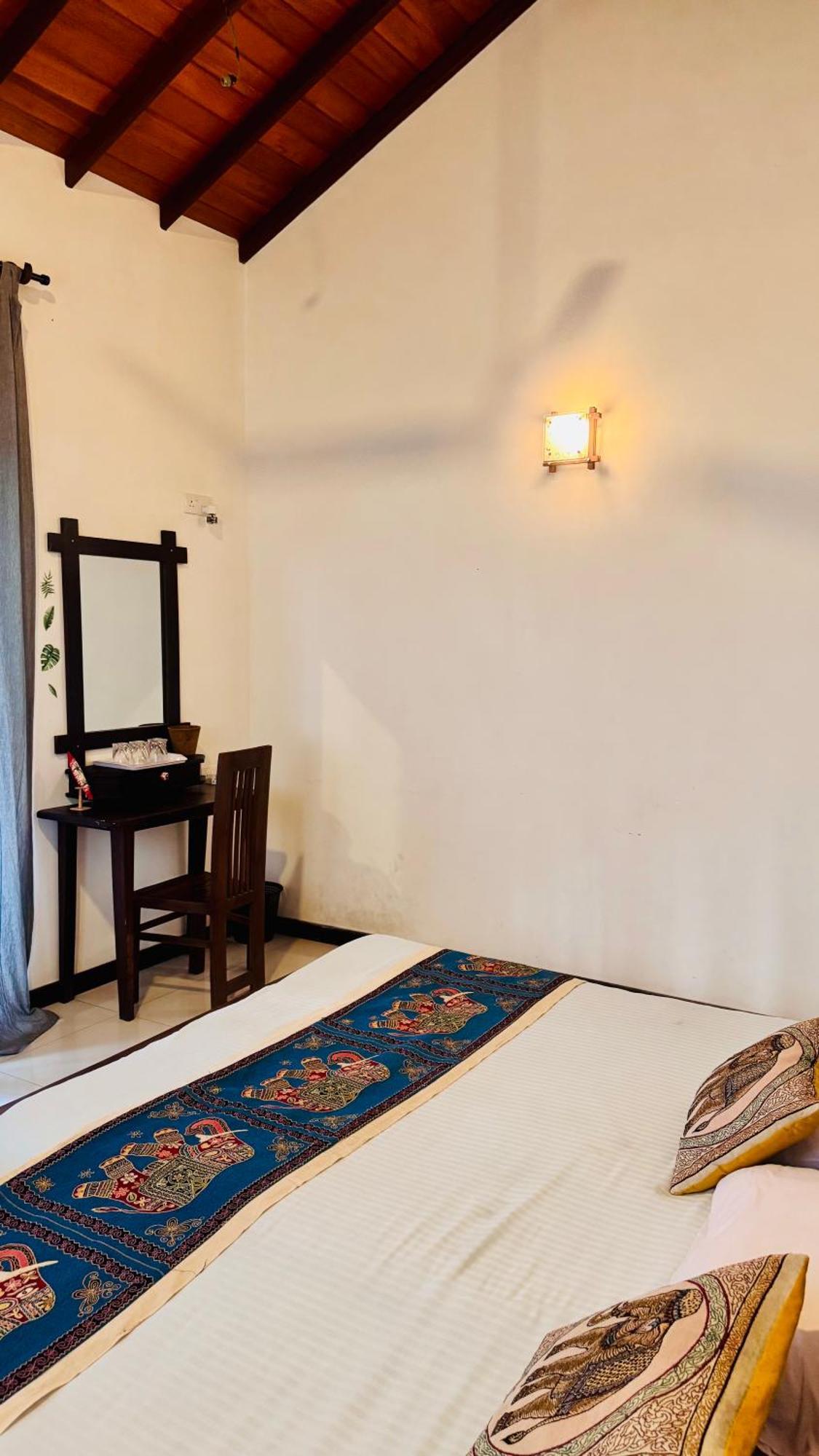 Sritaly Inn Мириса Екстериор снимка